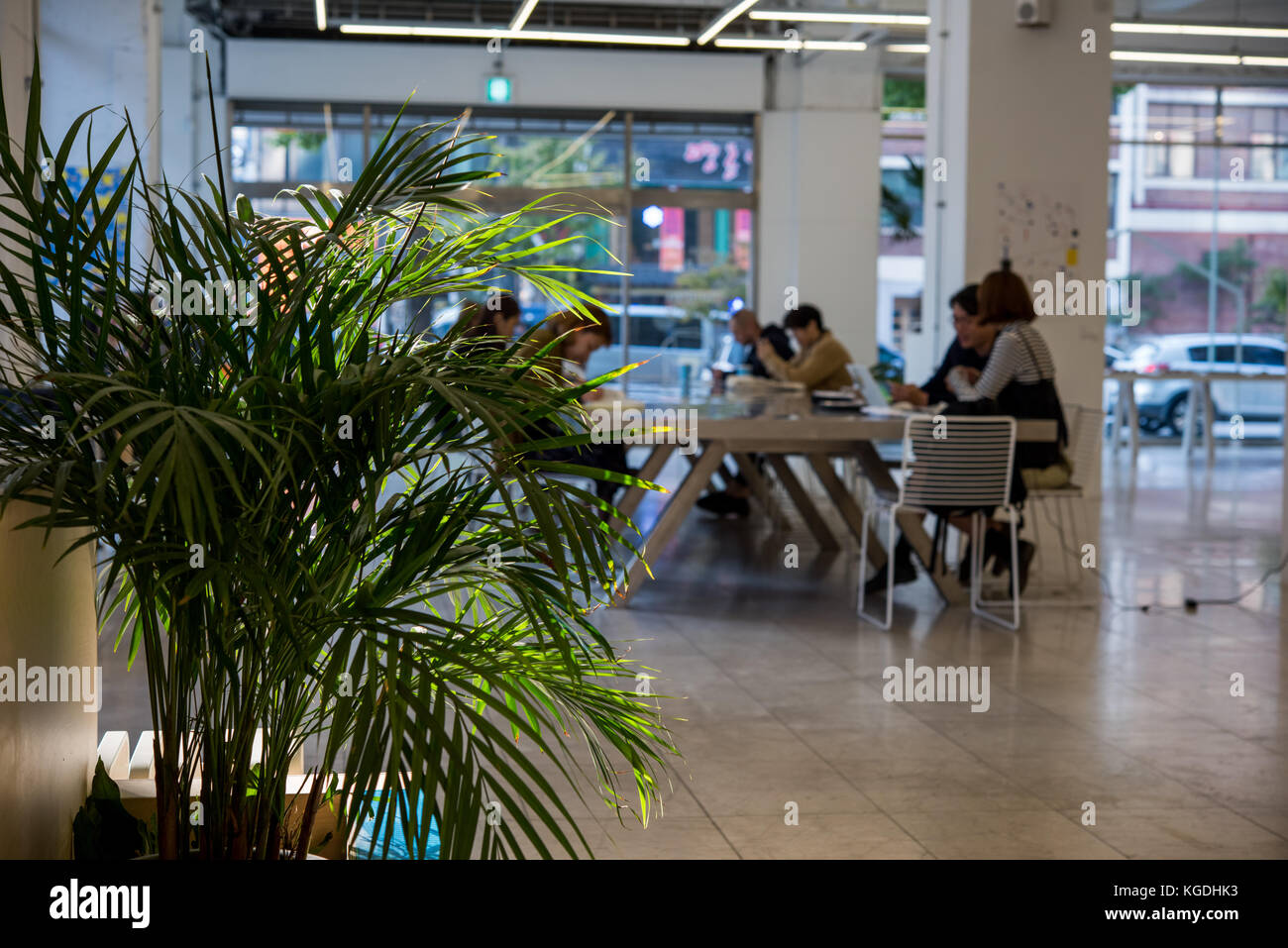 Jeunes Coréens travaillant dans un café à Myeongdong, Séoul, Corée du Sud. Banque D'Images