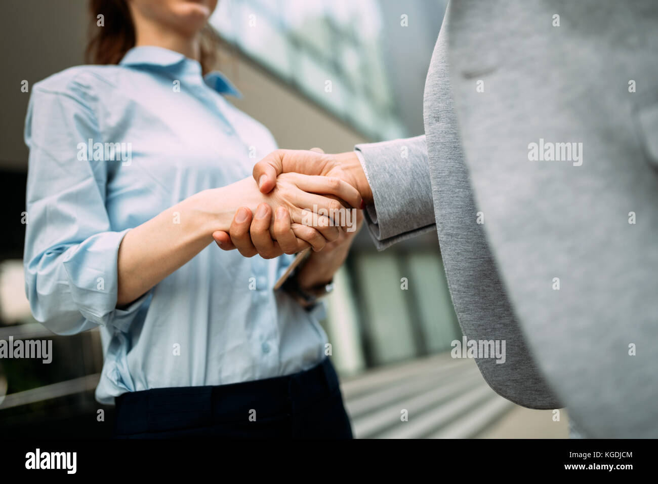 Close-up photo de businesswoman and businessman shaking hands Banque D'Images