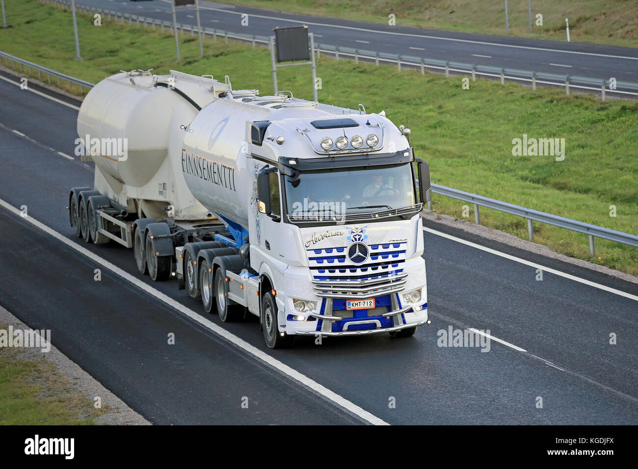 Salo, Finlande - le 2 octobre 2015 : blanc mercedes-benz arocs 3258g tank truck de kuljetus auvinen sur autoroute. kuljetus auvinen est un important constructeur de Banque D'Images