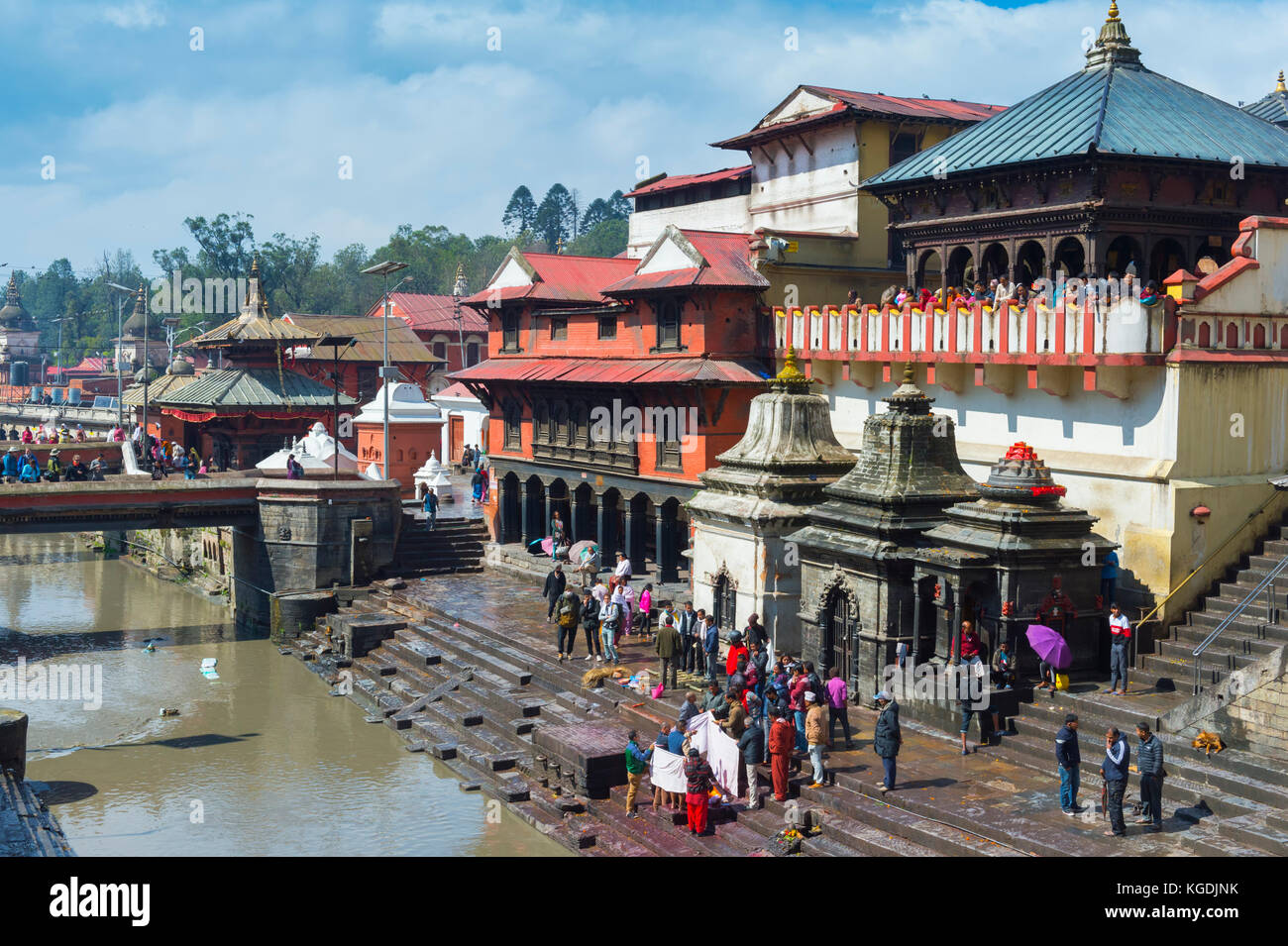 La crémation ghat le long de la rivière Bagmati au temple de Pashupatinath, complexe, UNESCO World Heritage site, Katmandou, Népal Banque D'Images