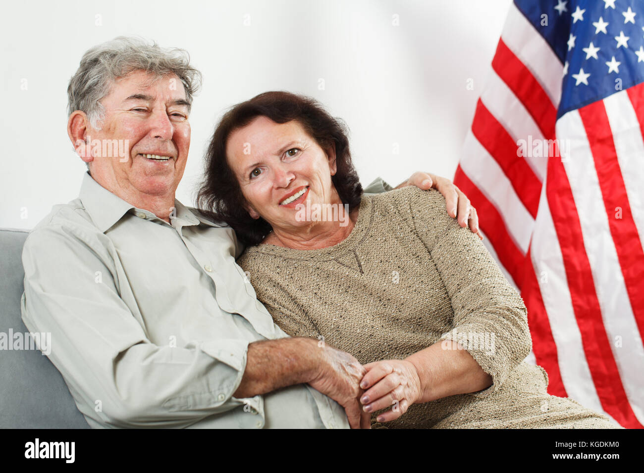 Heureux couple retraité sur stars and stripes background Banque D'Images