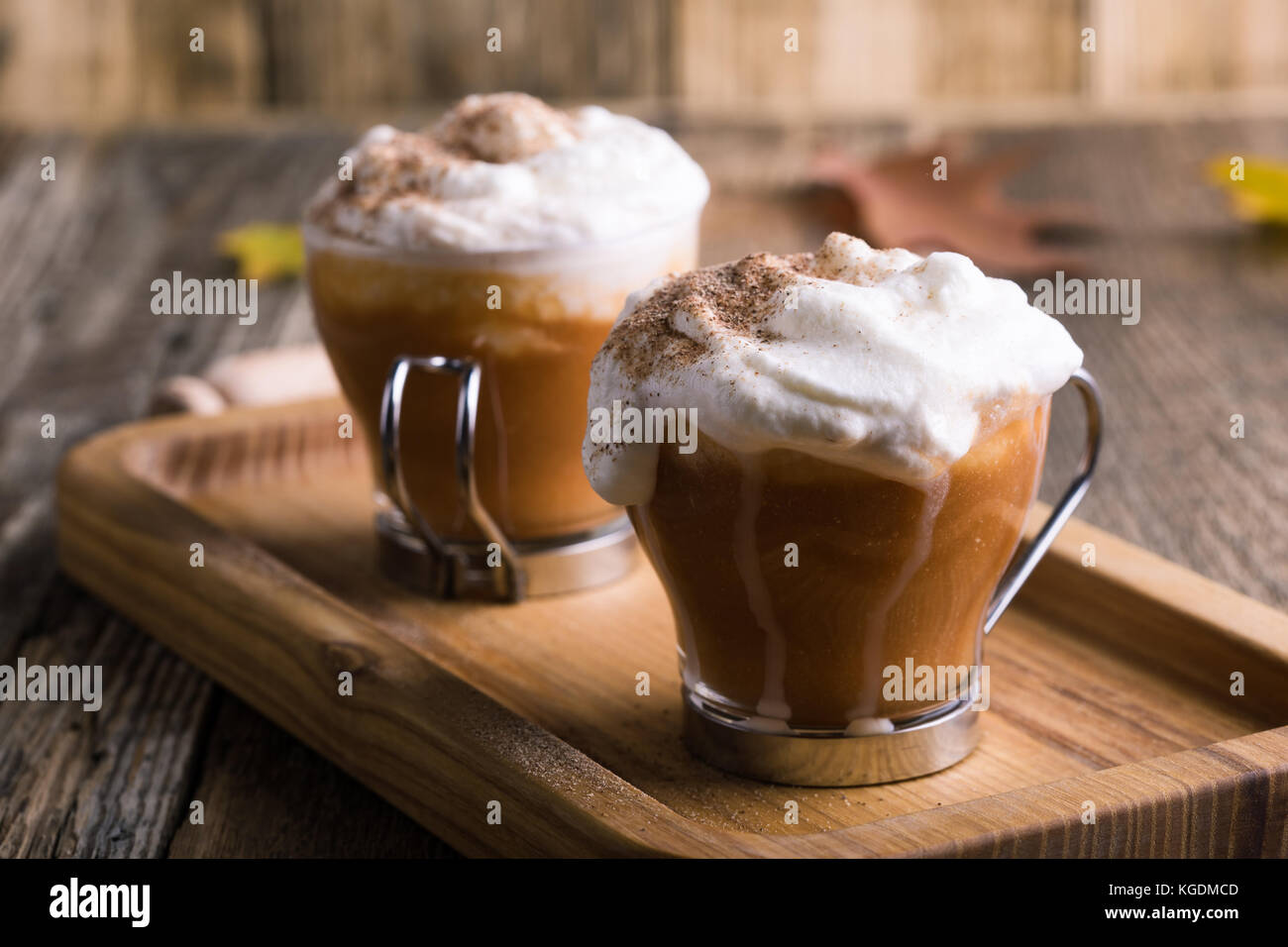 Pumpkin spice latte garnie de crème fouettée et les épices pour tarte à la citrouille, automne traditionnel boisson préférée Banque D'Images