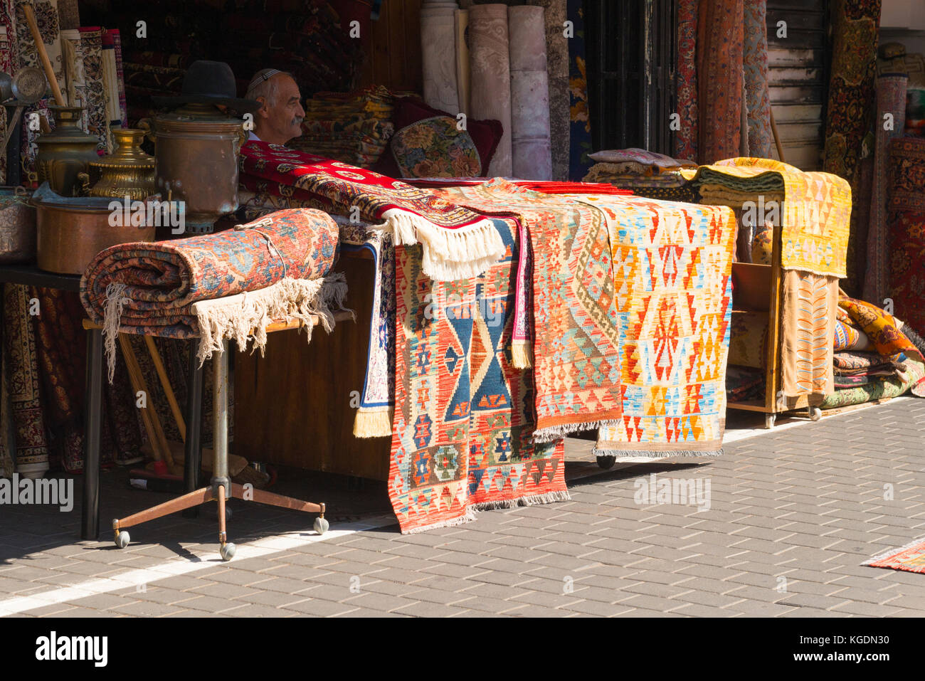 La Terre Sainte Israël Tel Aviv Jaffa Yofa Vieille Ville tapis tapis oriental store blocage chaussée trottoir rue anciens assis skullcap Banque D'Images