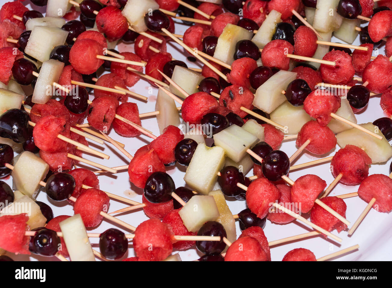 Brochettes de fruits, contiennent un assortiment de fruits. L'alimentation typique de l'été, manger par la mer ou sur la plage, sous le parapluie. mais aussi au buffet comme refreshmen Banque D'Images