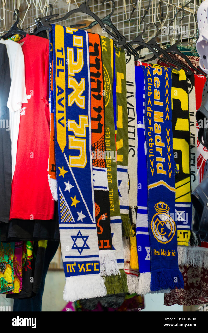 La Terre Sainte Israël Tel Aviv Carmel Market stall Foulards Foulards écharpe de football Real Madrid Juventus Tel Aviv Israël IDF Defense Force shop store Banque D'Images