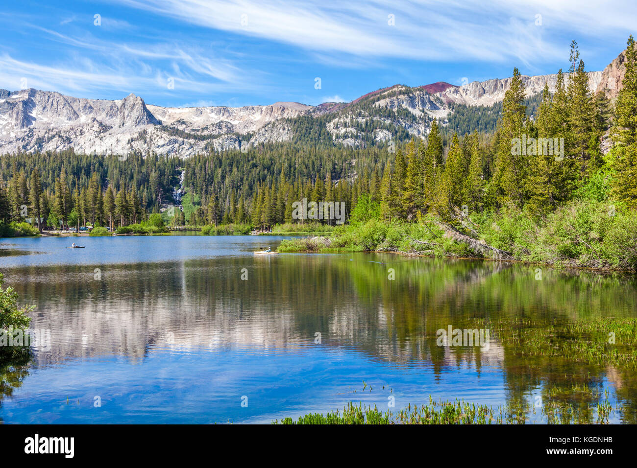 Les kayakistes explorent Twin Lakes dans le bassin de Mammoth Lakes à Mammoth Lakes, en Californie Banque D'Images