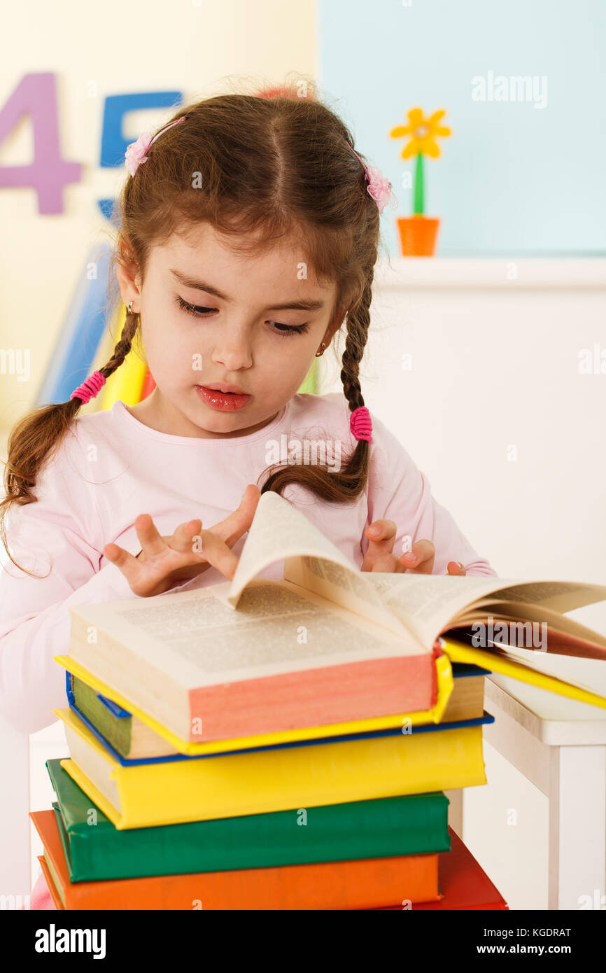 Preschool girl avec un books Banque D'Images