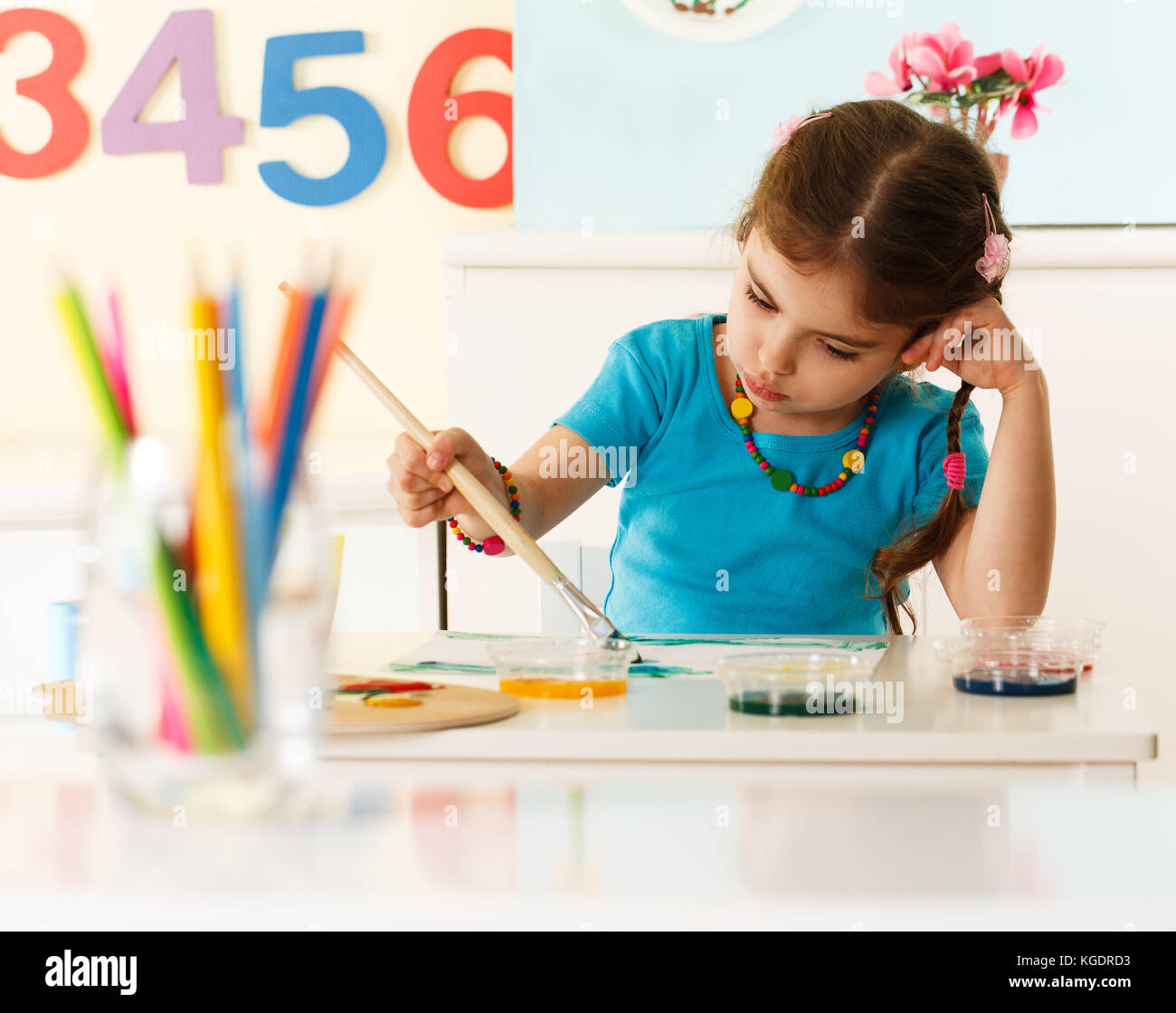 Dessin de fille d'âge préscolaire Banque D'Images