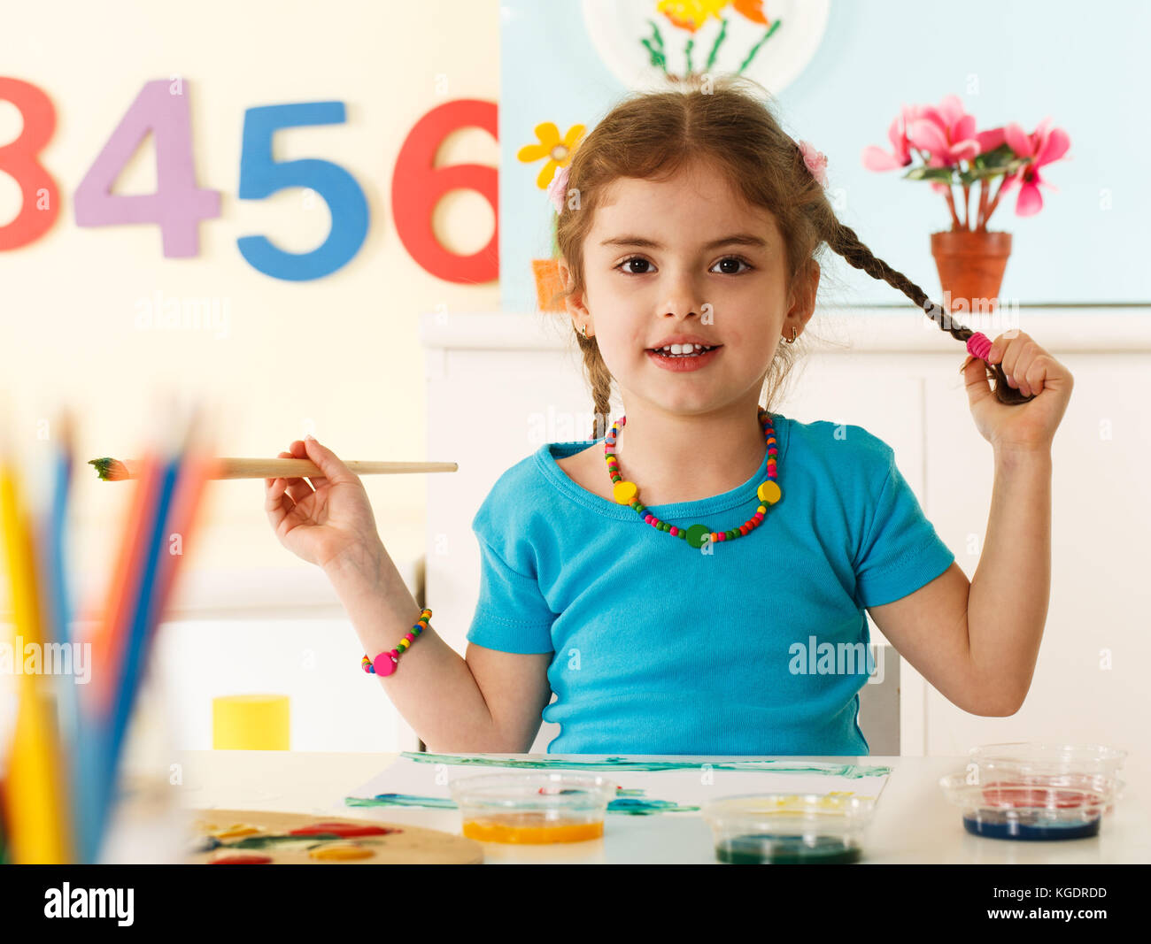 Dessiner une image de fille d'âge préscolaire Banque D'Images