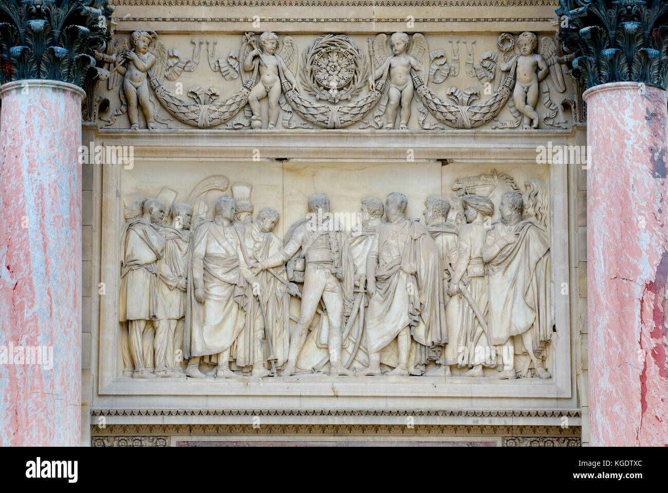 Paris, France. Arc de Triomphe du carrousel (1808 - place du carrousel) Bas relief en marbre rose : la bataille d'Austerlitz (par Jean-Joseph Espercieux Banque D'Images
