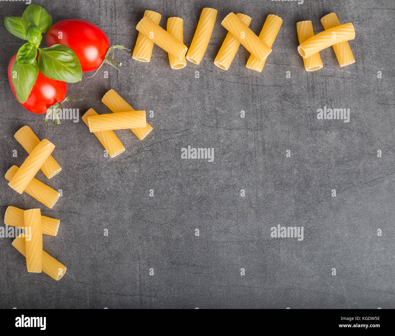 Les pâtes italiennes avec tomates basilic un sur une table en pierre Vue de dessus Banque D'Images