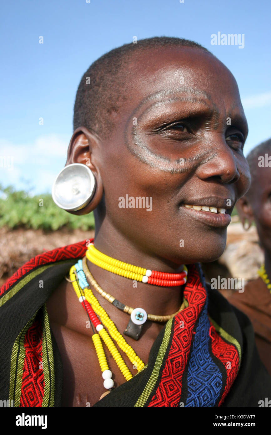 Afrique, Tanzanie, femme membre de la tribu des Datooga en robe traditionnelle, perles et boucles d'oreilles. Des cicatrices de beauté peuvent être vues autour des yeux Banque D'Images