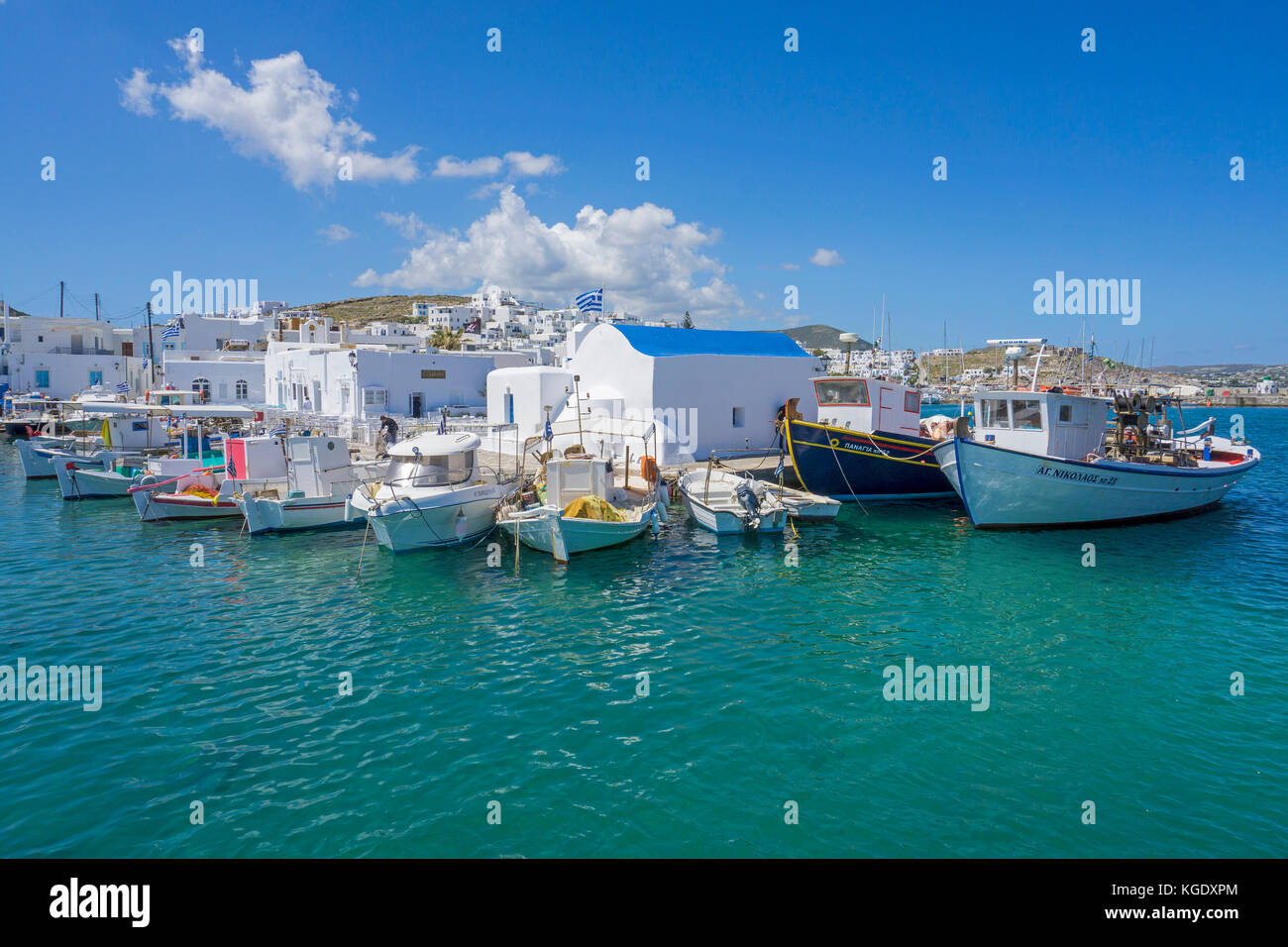 Des bateaux de pêche à une petite chapelle orthodoxe, port de Naoussa, Paros, Cyclades, Mer Égée, Grèce Banque D'Images