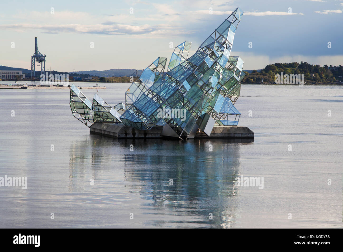 Elle ment, sculpture conçue par Monica Bonvicini, flottant sur l'eau à côté de l'Opéra d'Oslo, en Norvège. Banque D'Images
