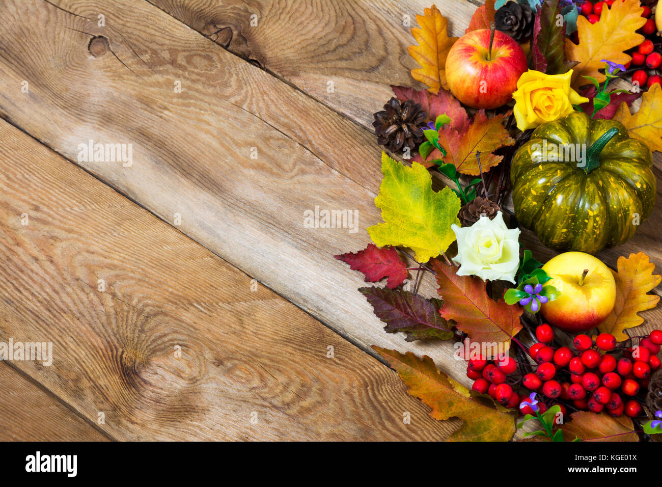 Automne fond rustique avec des feuilles d'automne, citrouille, vert pomme, mauve fleurs et fruits rouges, copy space Banque D'Images