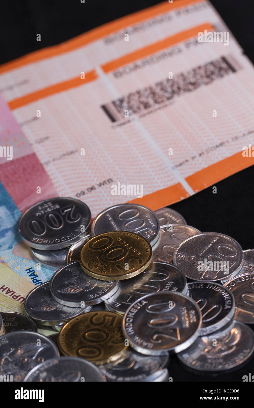 Illustration pour dépenser de l'argent pour les vacances et le paiement pour le voyage, carte d'embarquement en noir isolé axé sur les pièces de monnaie / argent Banque D'Images