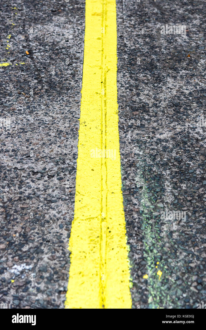 Vue de dessus de route avec ligne jaune au centre, à la verticale. high angle view of gray route asphaltée, avec une ligne jaune. Banque D'Images