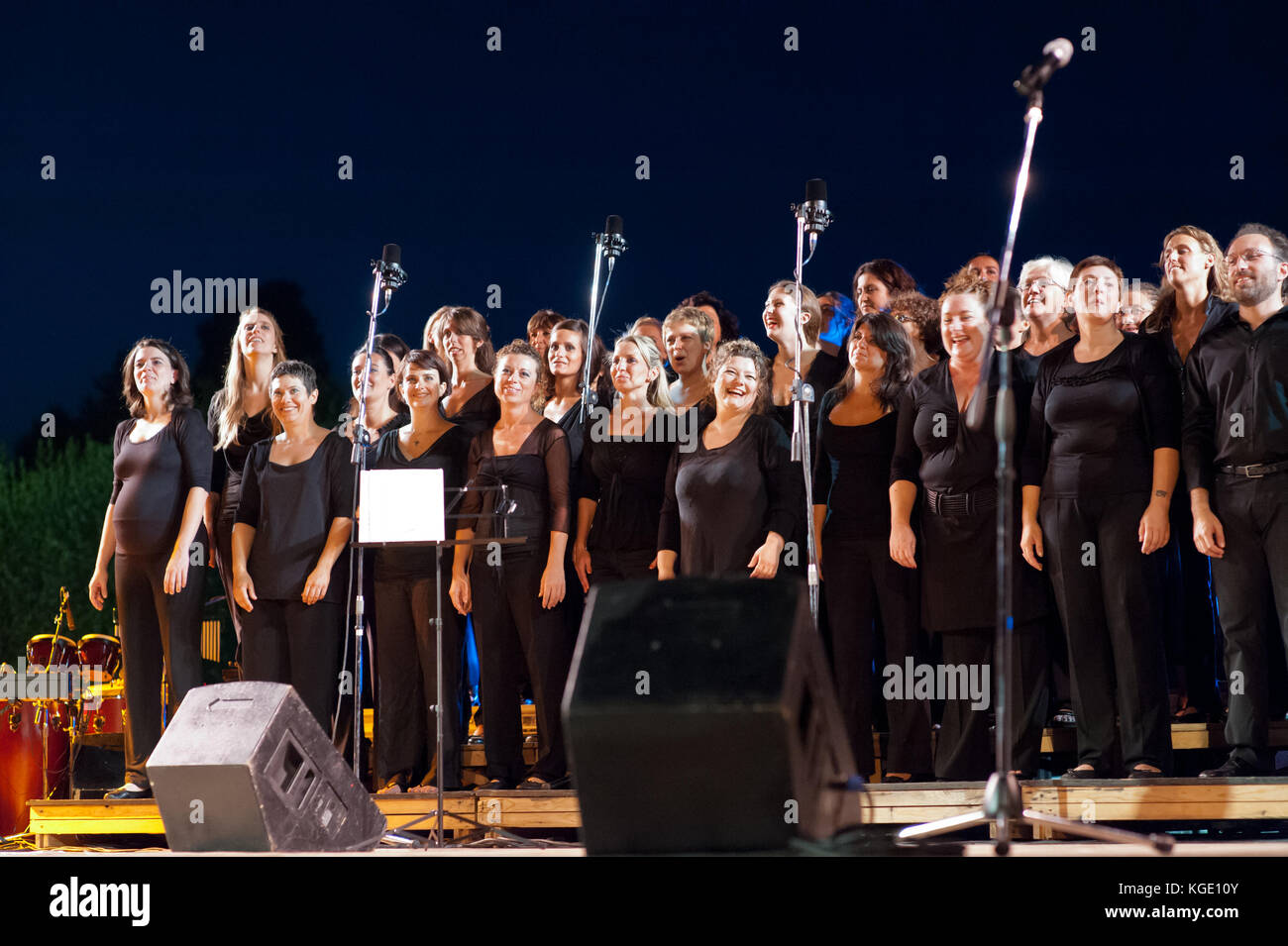 Groupe mixte de personnes gospel chantant pendant un concert de nuit. Événement de Noël à Fiesole, Florence Italie Banque D'Images