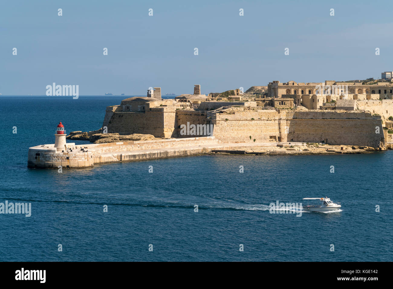 Leuchtturm am ricasoli brise-lames est und das fort rikasoli, Valletta, Malte | phare de brise-lames est fort ricasoli et rikasoli, La Valette, m Banque D'Images