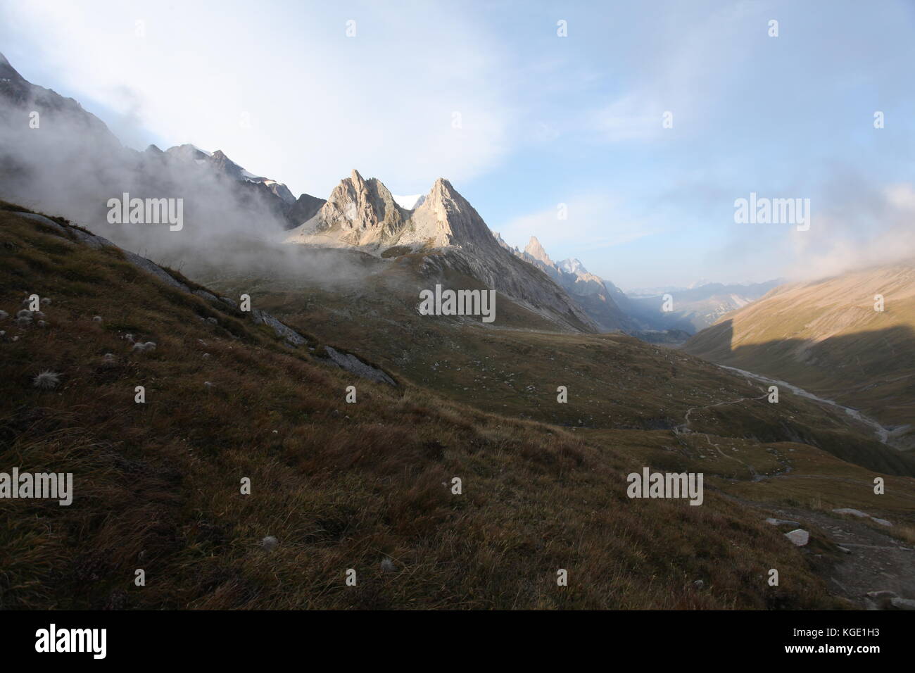 Des panoramas incroyables de sommets de montagne, les glaciers et les forêts autour du mont blanc en europe - Italie, France et suisse pour les randonneurs. Banque D'Images