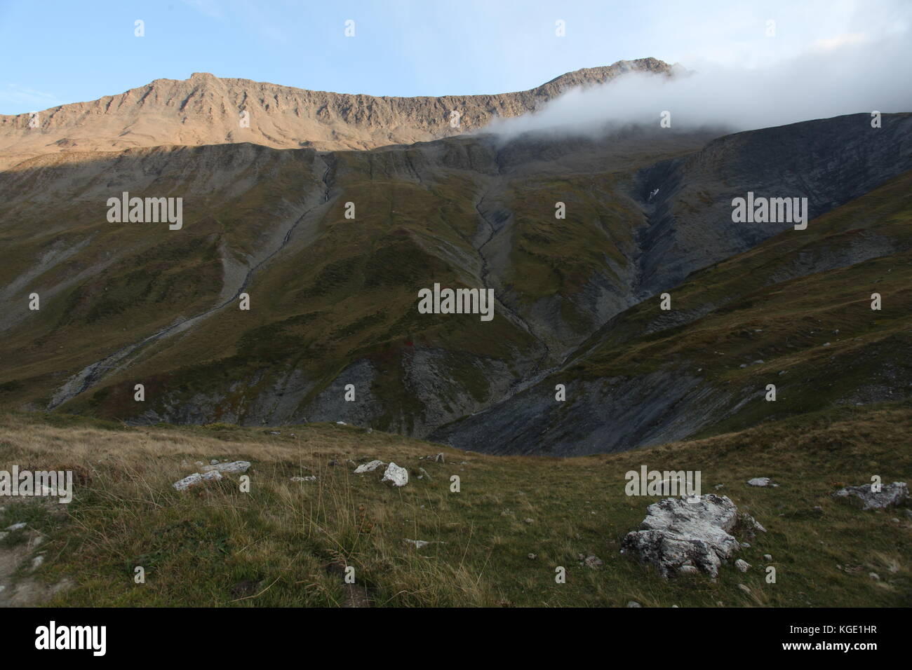 Des panoramas incroyables de sommets de montagne, les glaciers et les forêts autour du mont blanc en europe - Italie, France et suisse pour les randonneurs. Banque D'Images