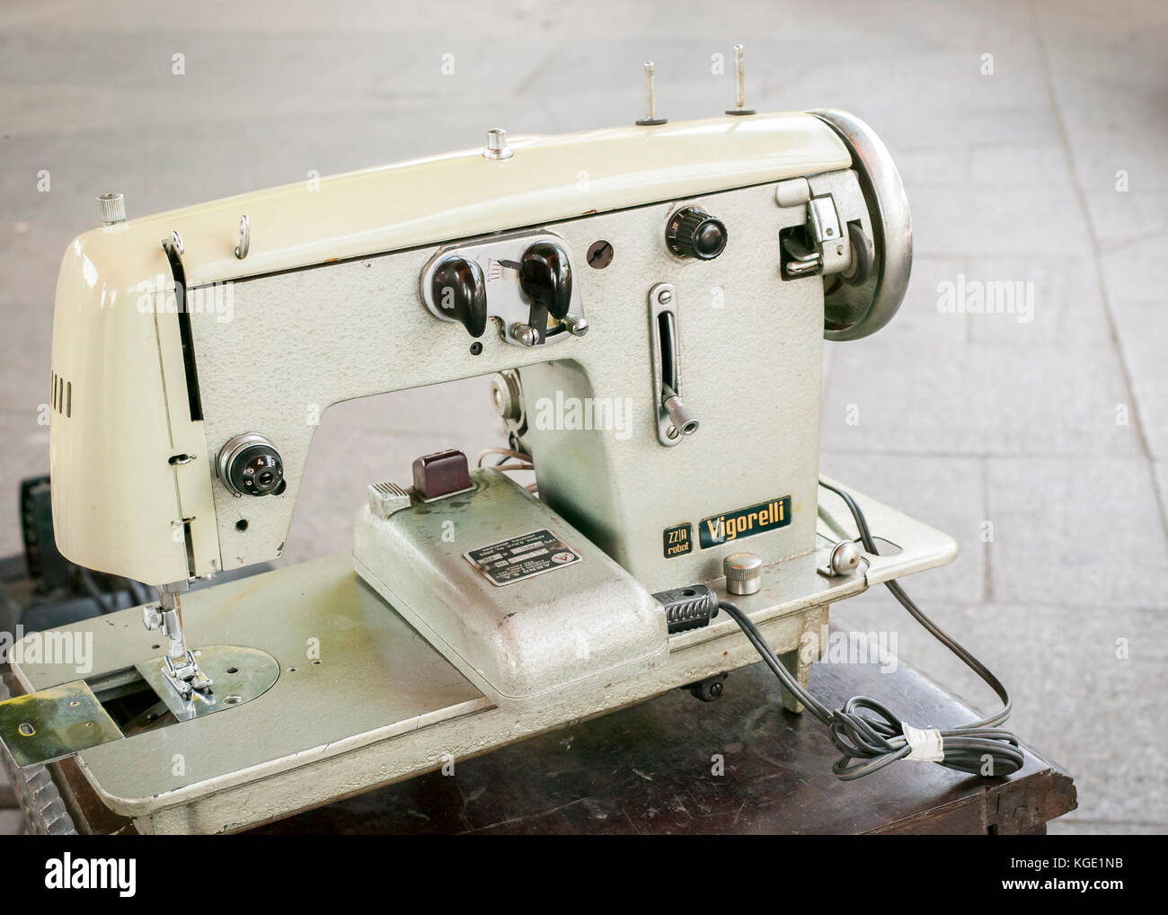 Sewing machine with wire Banque de photographies et d'images à haute  résolution - Alamy