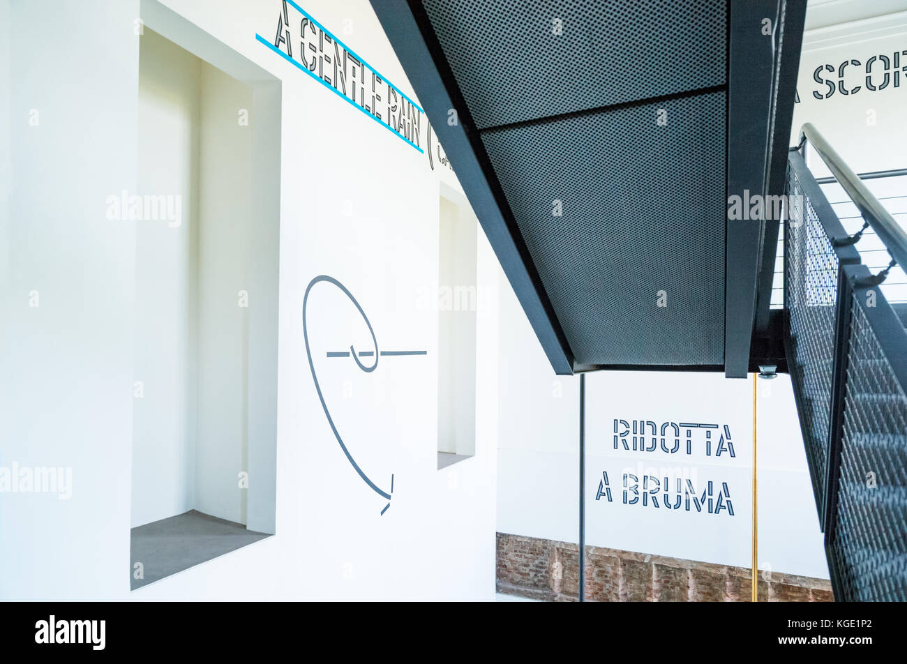 Rivoli, Italie - 14 août 2016 : L'architecture minimaliste de l'escalier du catle royal de Rivoli Banque D'Images