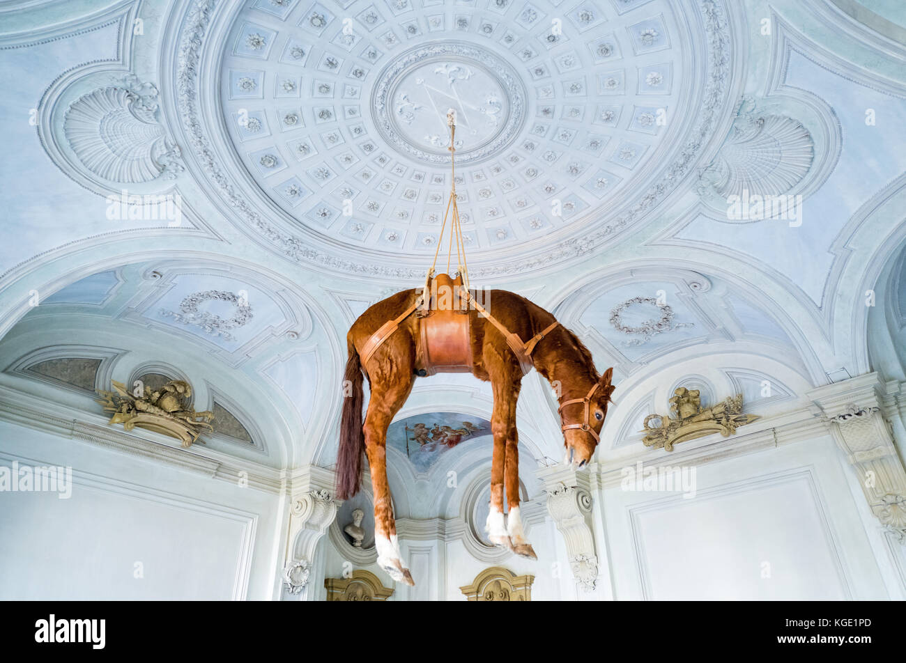 Rivoli, Italie - 14 août 2016 : L'œuvre de Maurizio Cattelan intitulée Novecento, dans le musée d'art moderne logé dans les salles du catle royal de Banque D'Images