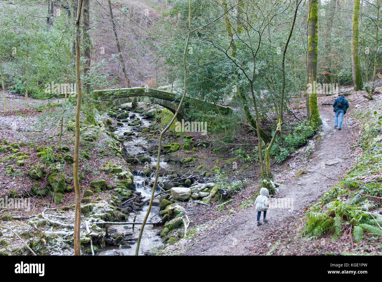 Sheffield, UK - Jan 2015 : Père et fille marcher à côté Tinker Brook à cheval sur le pont 18 Mar 2015 à Glen Howe Park Banque D'Images