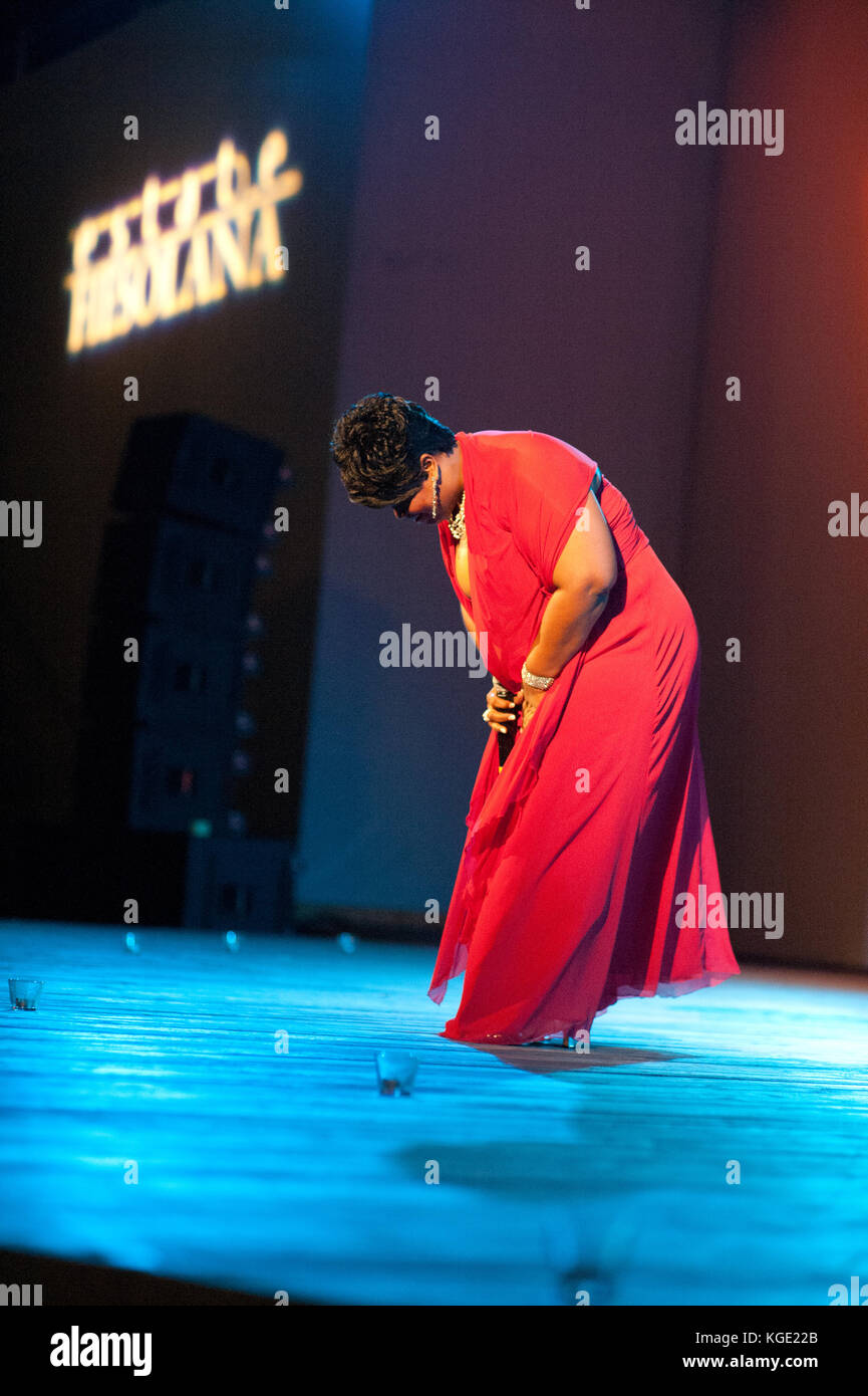 Gospel afro american mature célèbre chanteur se présentant lors d'un concert de nuit. Événement de Noël à Fiesole, Florence Italie Banque D'Images