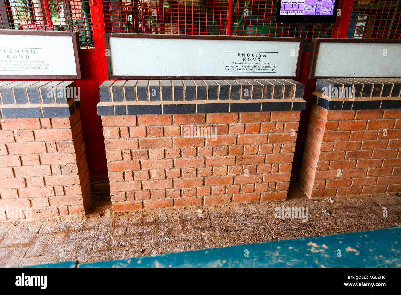 Différents types de brique, d'obligations, obligations d'anglais à l'affiche au Musée d'Avoncroft des bâtiments, Stoke Heath, Bromsgrove, Worcestershire, Angleterre, RU Banque D'Images