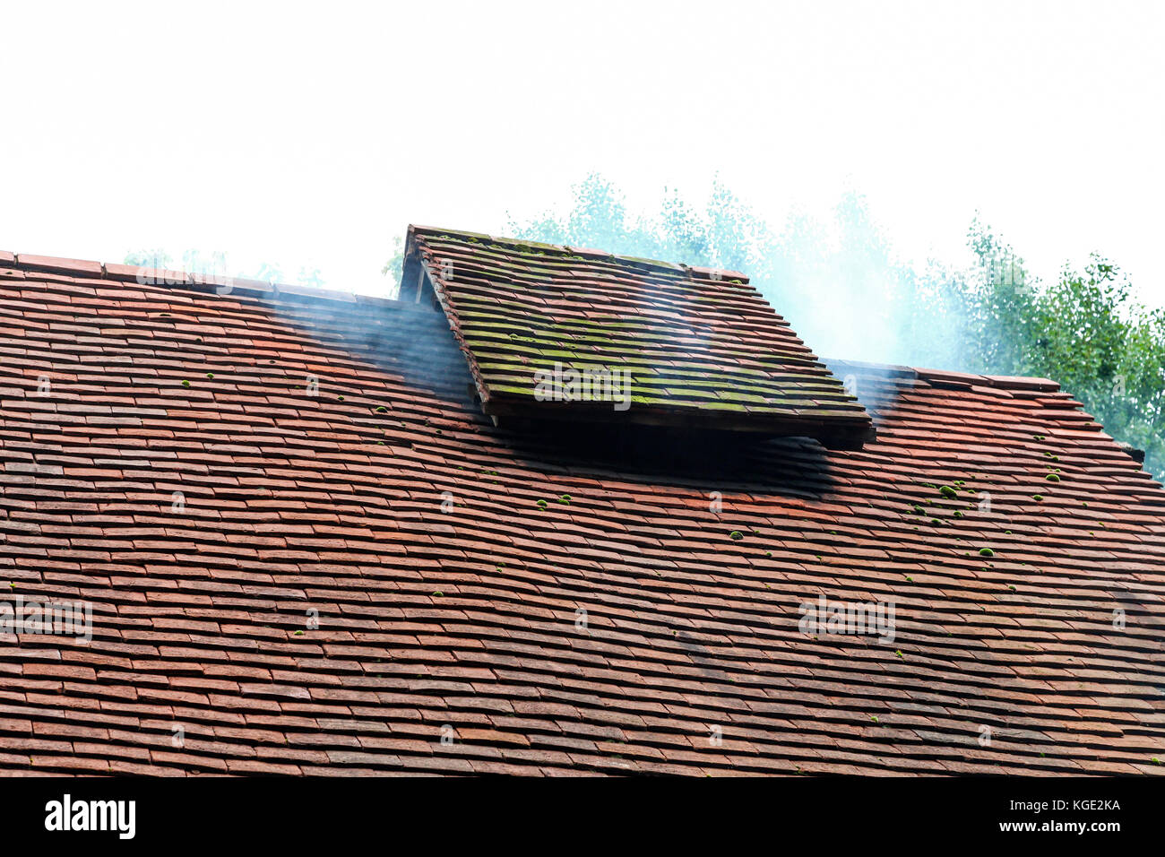 Une ancienne cheminée sur un toit d'une maison à colombage au Musée d'Avoncroft des bâtiments, Bromsgrove, Worcestershire, Angleterre, RU Banque D'Images