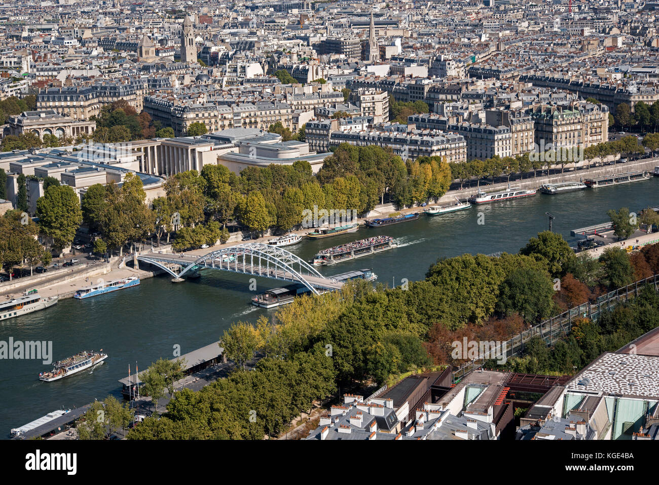 Vue de la Tour Eiffel à la passerelle Debilly, vers une passerelle qui relie le quai de New York pour le quai Branly à Paris France. Banque D'Images