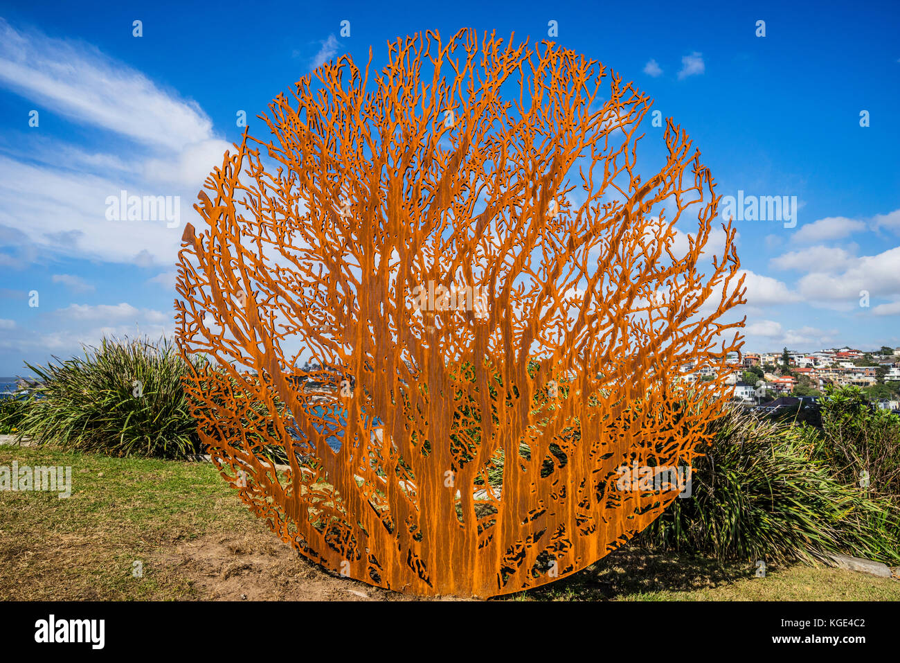 Sculpture de la mer 2017, exposition annuelle sur la promenade côtière entre Bondi et Tamara Beach, Sydney, Nouvelle-Galles du Sud, Australie. L'acier Corten scul Banque D'Images