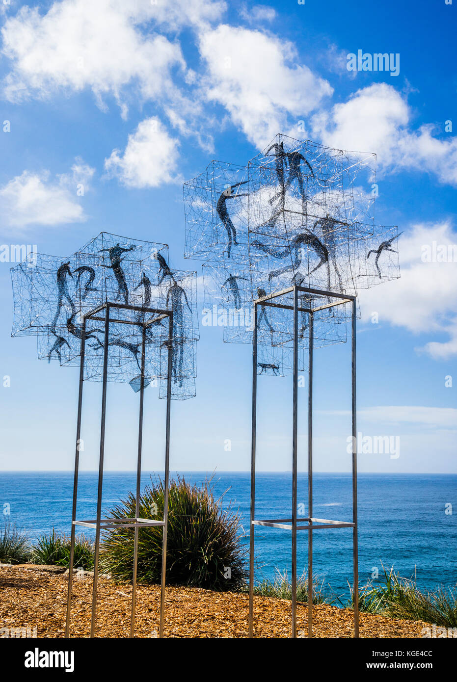Sculpture de la mer 2017, exposition annuelle sur la promenade côtière entre Bondi et Tamara Beach, Sydney, Nouvelle-Galles du Sud, Australie. S en acier inoxydable Banque D'Images