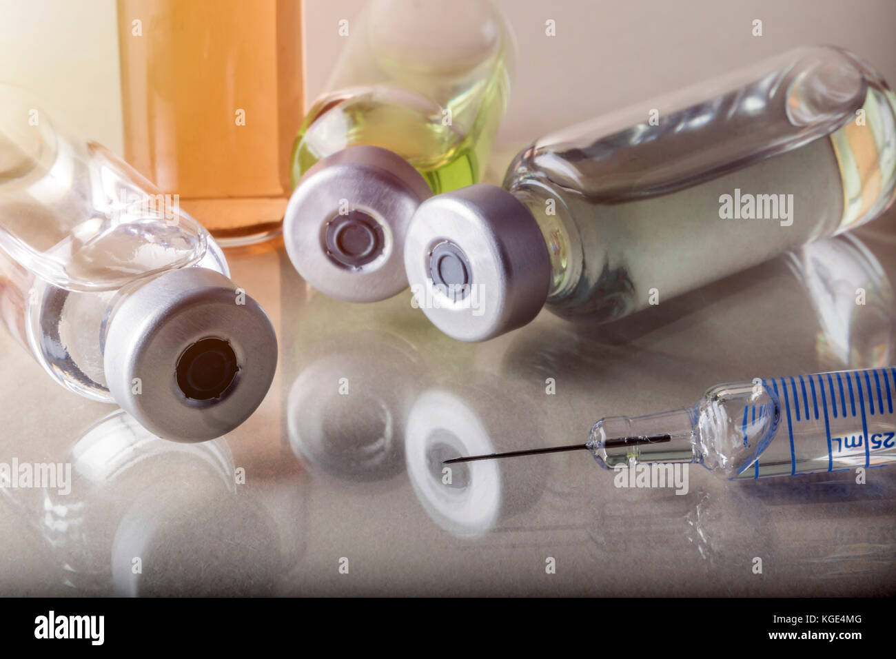 Plusieurs flacons et seringue en laboratoire, conceptual image Banque D'Images