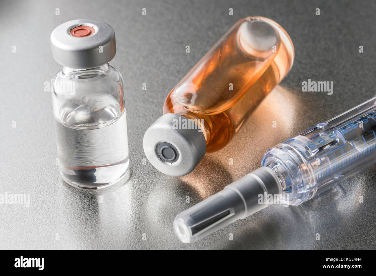 Plusieurs flacons et seringue en laboratoire, conceptual image Banque D'Images
