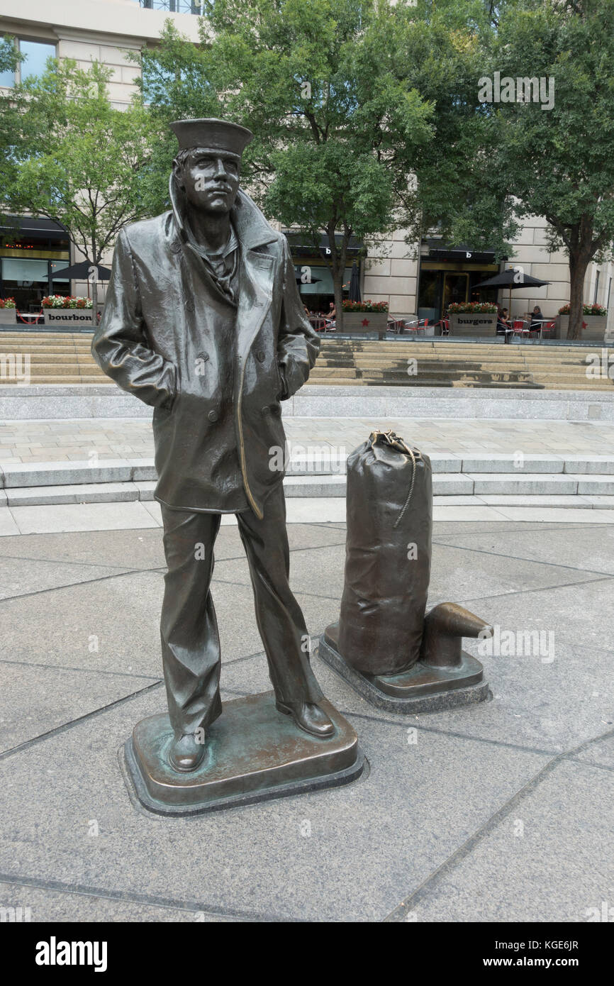 Le marin solitaire, une sculpture en bronze, (par Stanley Bleifeld, United States Navy Memorial à Washington, D.C. Banque D'Images