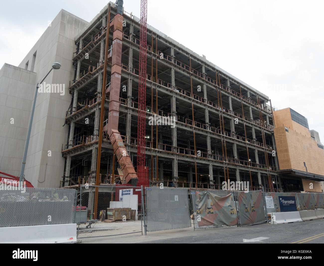 Un bâtiment à ossature d'acier pendant la construction d'extension dans la région de Washington DC, United States (partie de la Cour supérieure de D.C.). Banque D'Images