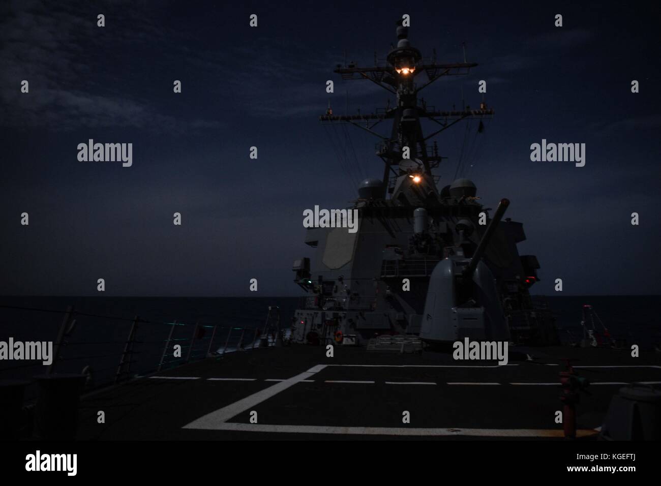 La classe Arleigh Burke destroyer lance-missiles USS Donald Cook (DDG 75) transits la Mediterrane Banque D'Images