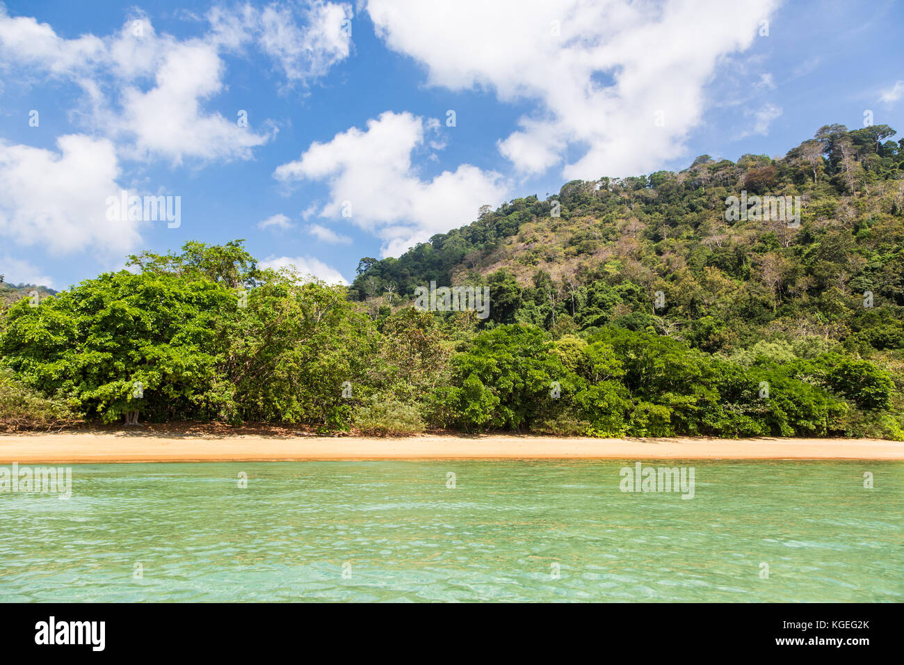 Cadre idyllique plage vide dans l'île de tioman en mer de Chine du sud en Malaisie lors d'une journée ensoleillée en Asie du sud-est. Banque D'Images