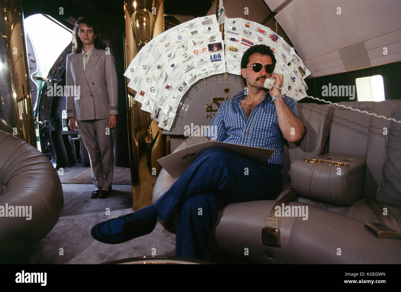 Le prince saoudien al-Waleed bin Talal bin Abdulaziz Al Saud, entrepreneur, investisseur et philanthrope, et membre de la famille royale saoudienne, avec ses jets privés et d'hélicoptères à l'aéroport de Nice où il étés avec ses enfants. Ils restent à bord de son 'kingdom 5kr', un yacht de 85 mètres, ont achetés 'trump princess' de Donald Trump dans les années 1980, au cours de ses problèmes financiers, qui l'avait à son tour acheté "nabila" de l'arabie d'armes khashoggi, temps pendant lequel il est apparu que la soucoupe dans james bond's 'ne jamais dire plus jamais", dans la région de Nice, France en 1997. al-Waleed a été arrêté le 4 novembre 2017 dans un Banque D'Images