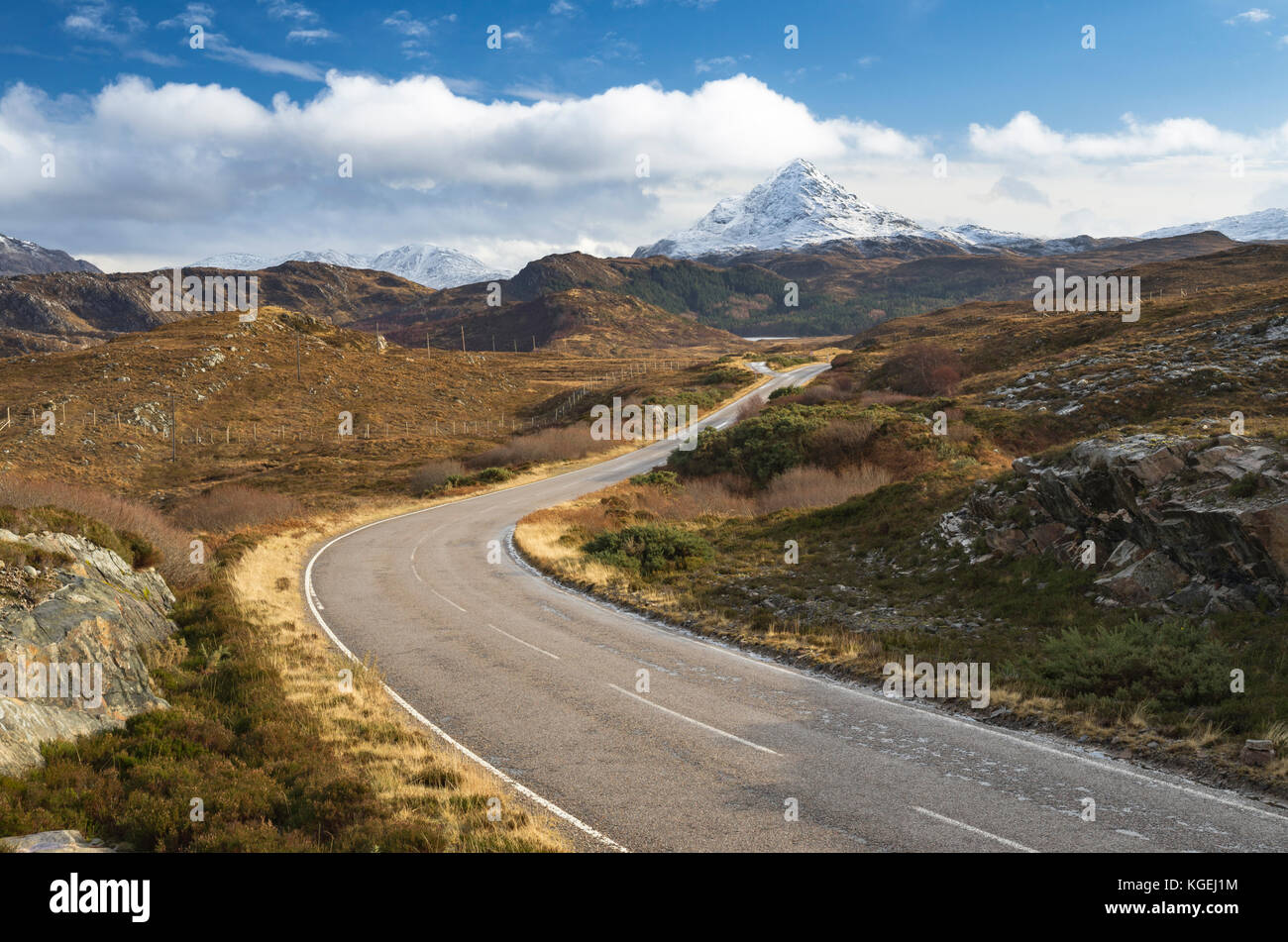 La route A894 North Coast 500 menant à la montagne enneigée de Ben Stack, Sutherland, Highlands écossais, Écosse, Royaume-Uni Banque D'Images
