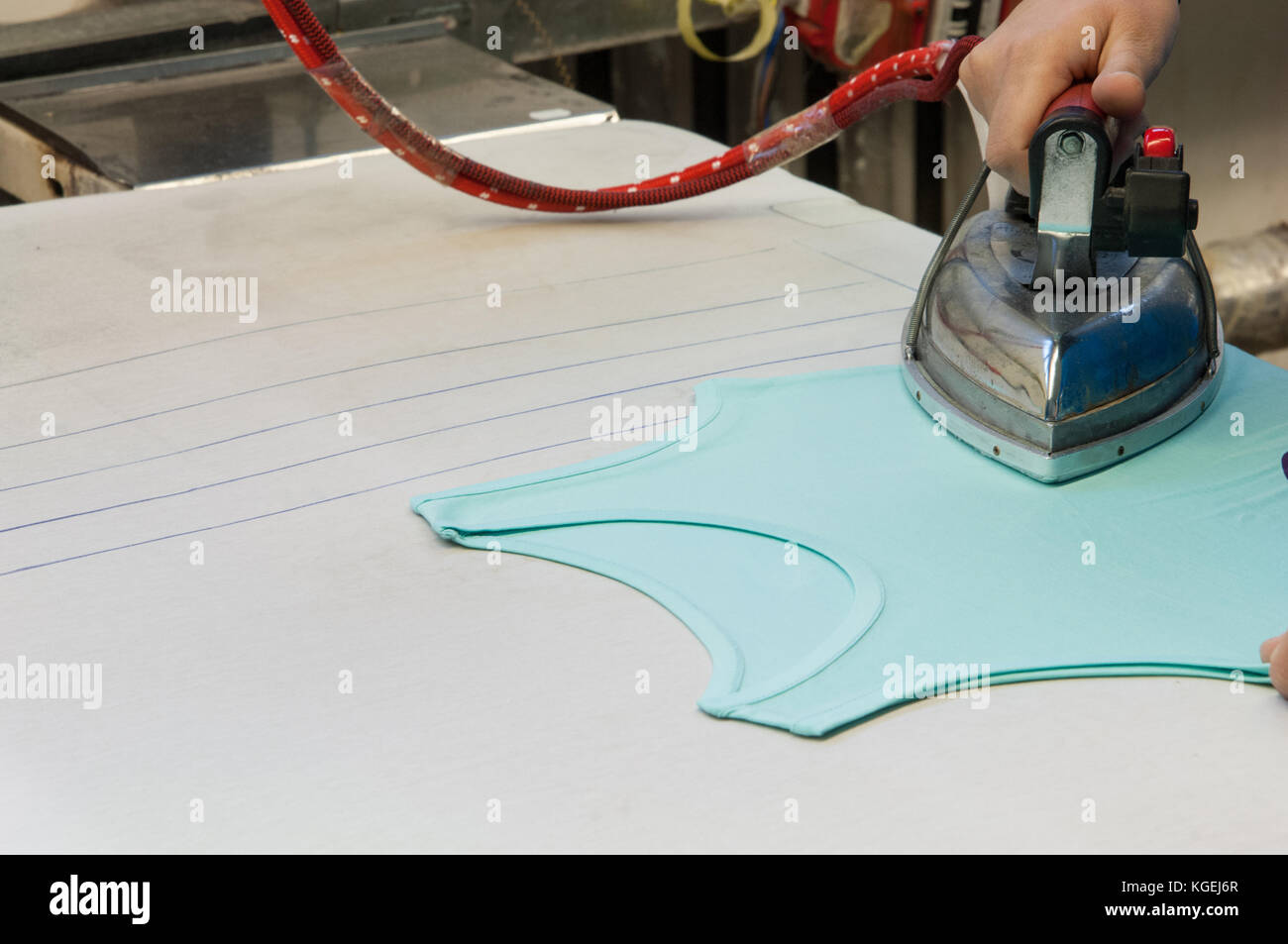 Chemises de lissage lors d'une usine de confection de closeup Banque D'Images