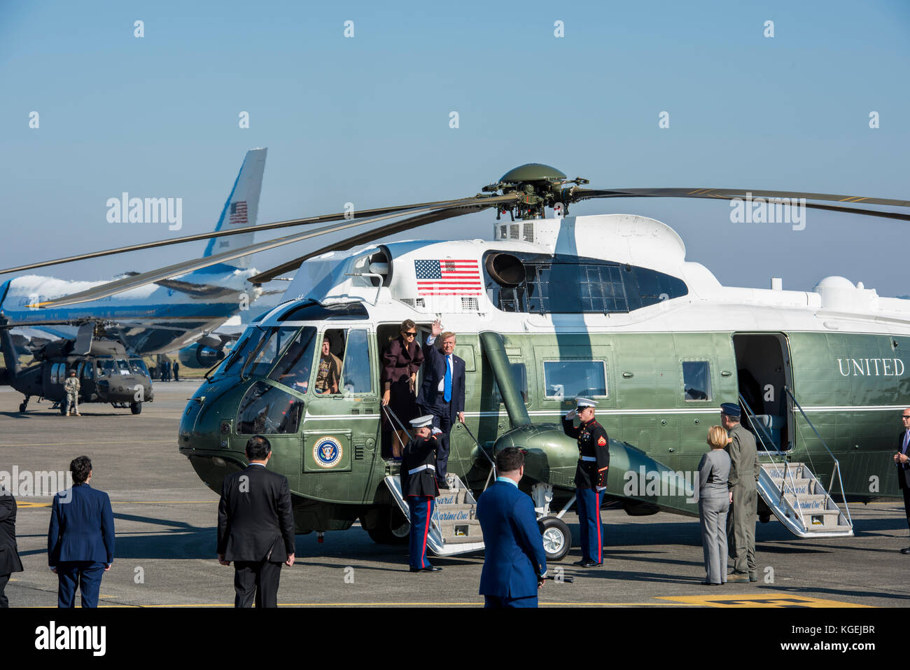 Le président Donald J. Trump waves from Marine One aux médias et aux membres du service, 7 novembre 2017, à Yokota Air Base, le Japon. Trump était au Japon pour trois da Banque D'Images