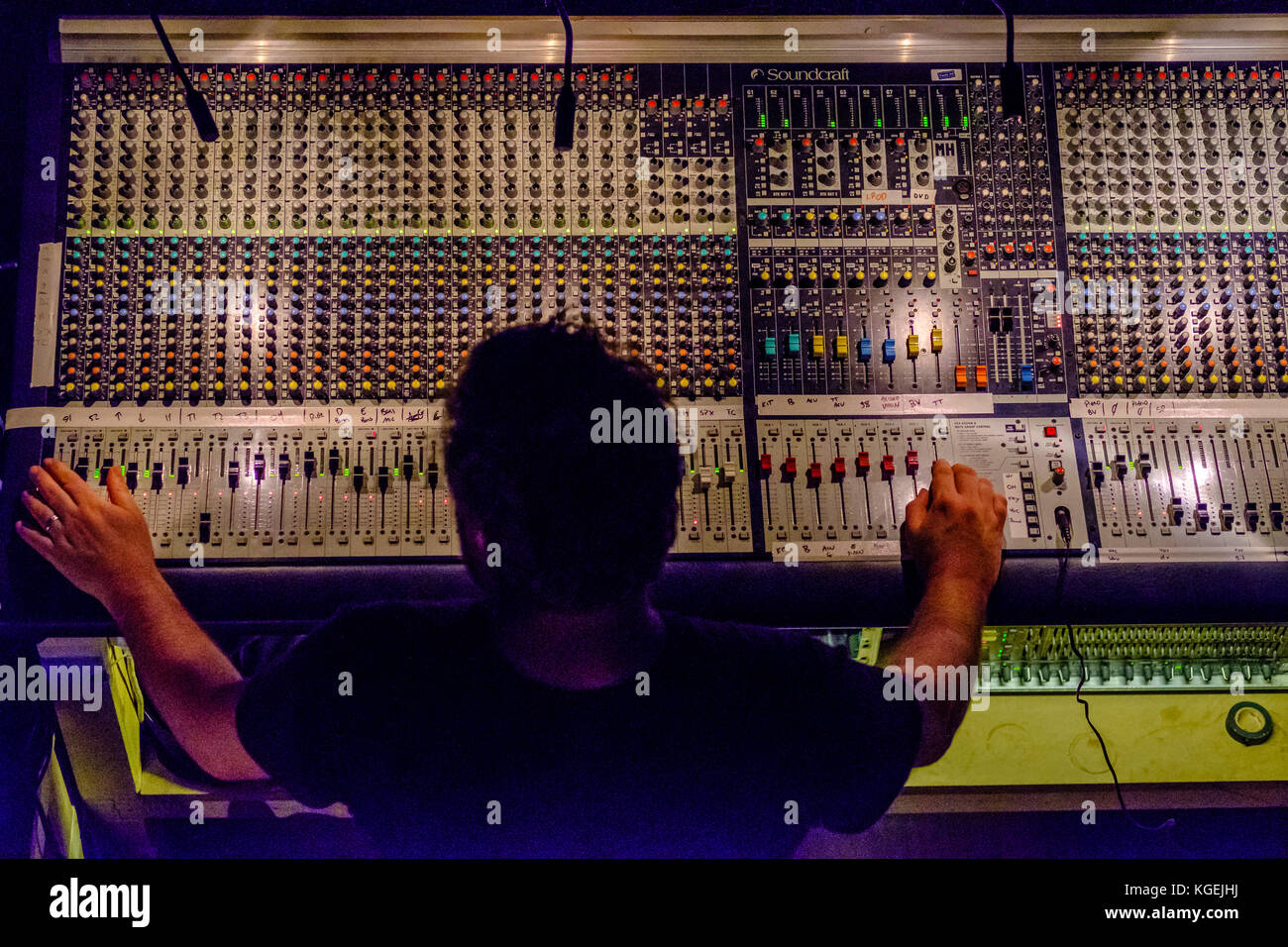 Vue aérienne sur une console de mixage et d'un technicien travaillant Banque D'Images