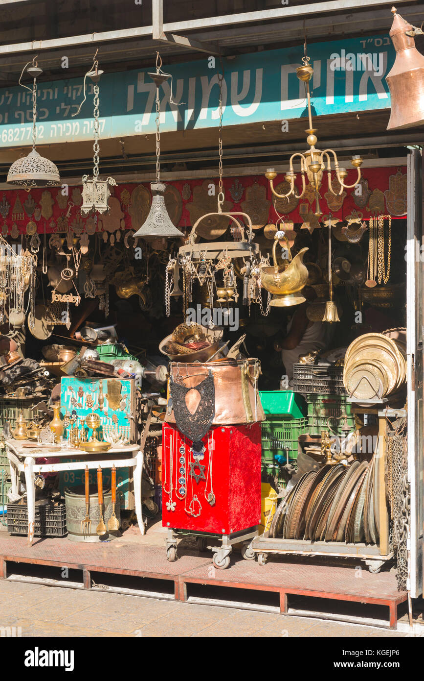 La Terre Sainte Israël Tel Aviv Jaffa Yafo vieux marché traditionnel traditionnel vieux collectibles candélabres en laiton plaques plateaux feux Hamsa Khamsah Banque D'Images