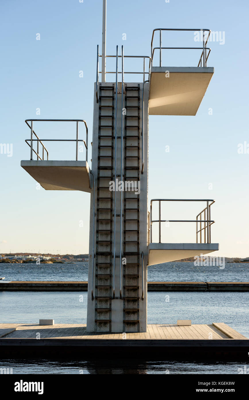 La tour de plongée de plein air ou plateforme de plongée vu de derrière avec un paysage côtier et jetée en arrière-plan. Banque D'Images