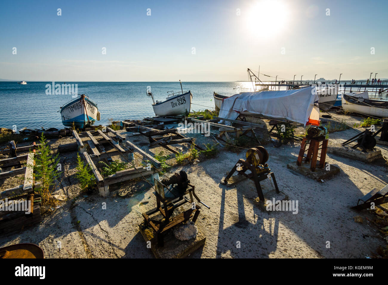 Pomorie, Bulgarie - 17 août 2017 : bateaux de pêche sur la rive. port maritime de la ville côtière de pomorie. Banque D'Images