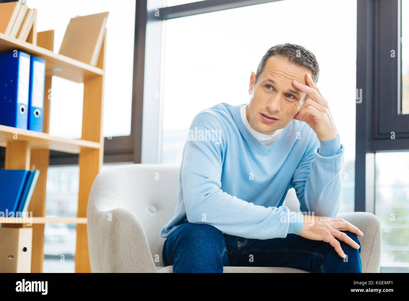 Triste homme adulte de penser à sa vie Banque D'Images